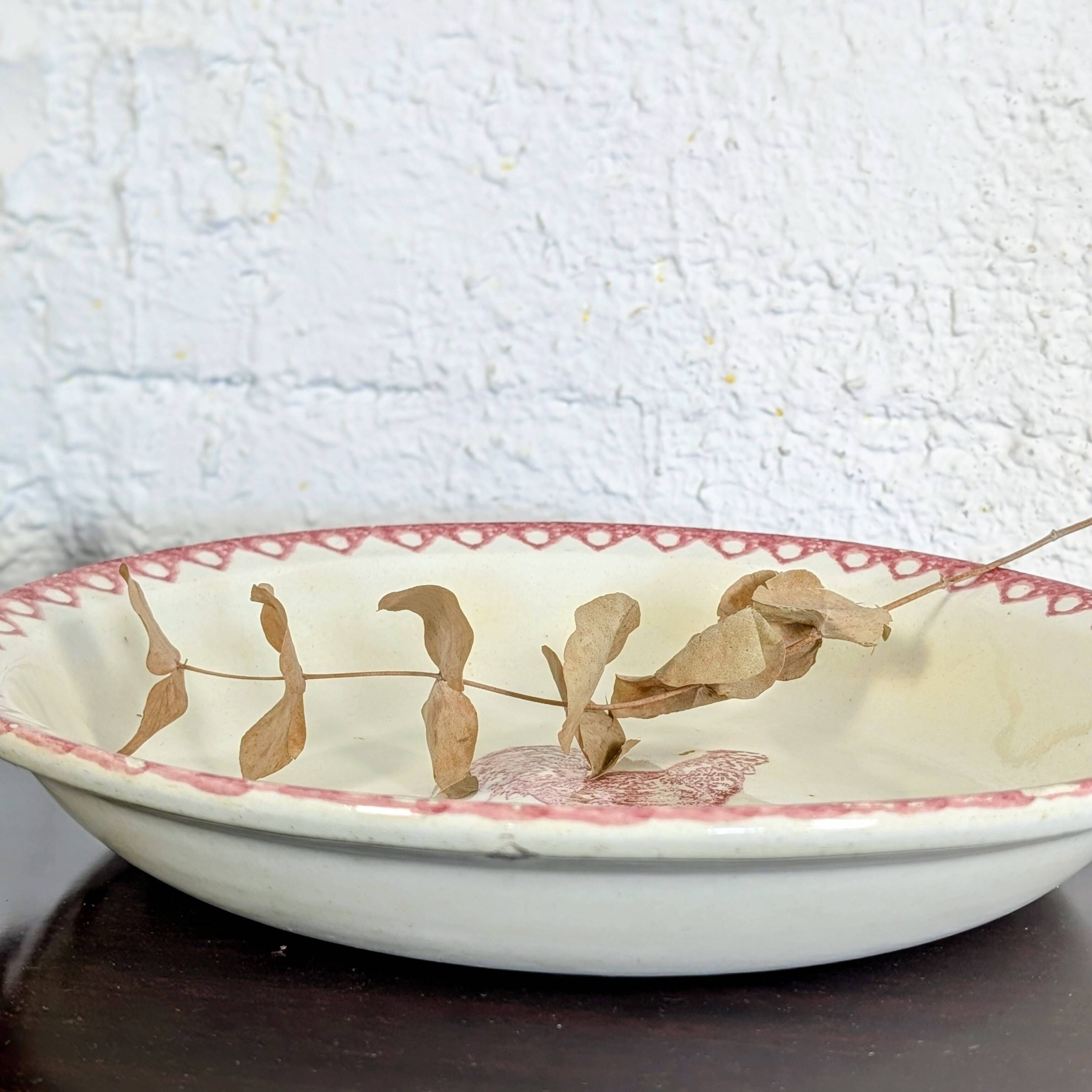 Plat creux ancien au coq rouge, décor éponge