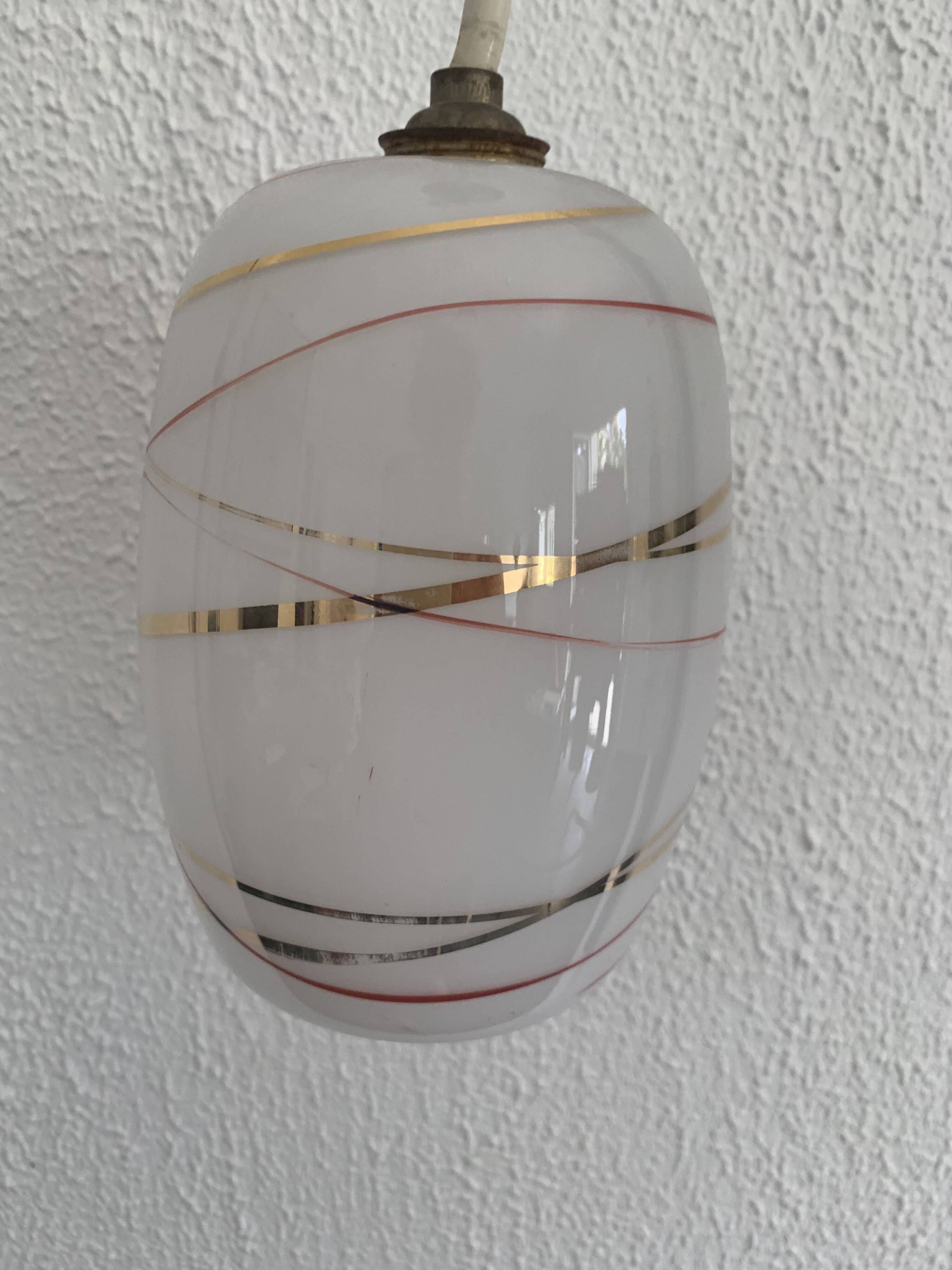 Suspension vintage 1960 opaline rouge et doré lustre - 16 x 11 cm