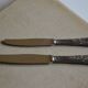 24 COUTEAUX TABLE & DESSERT METAL ARGENTE ORFEVRE FRIONNET FRANCOIS LOUIS XV