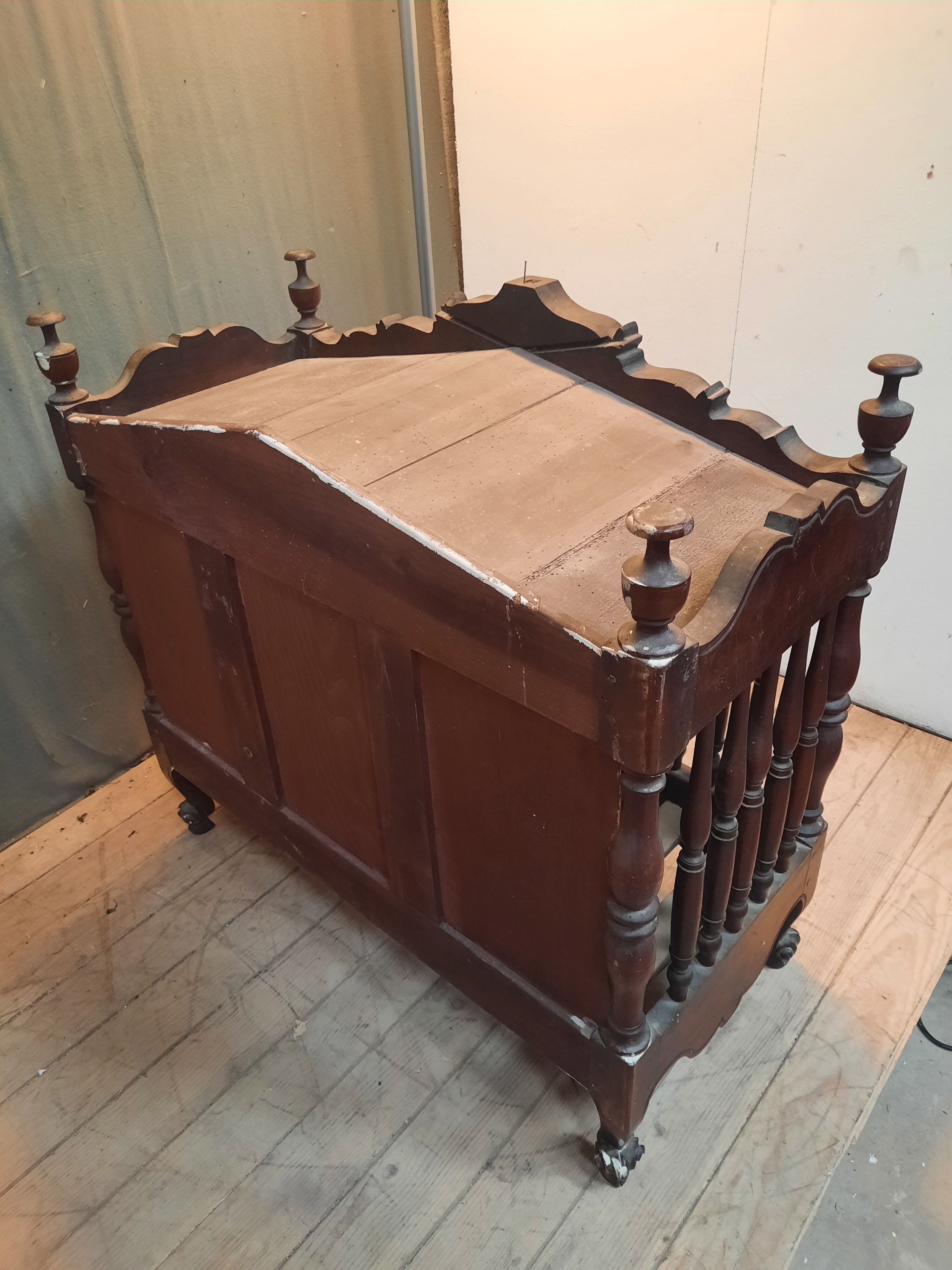 Provençal walnut pannier