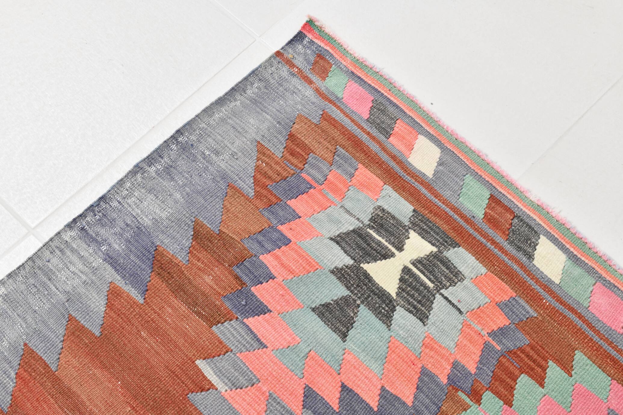 Tapis Kilim géométrique rouge et rose fait main 5x8, 160x238 cm
