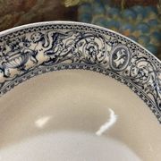Pair of round Minton English porcelain dishes, Florentine pattern