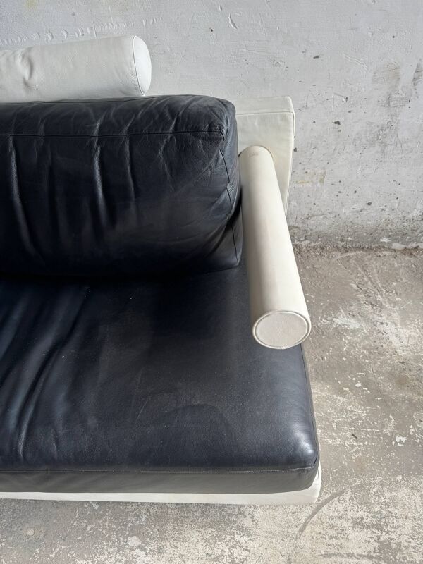 Canapé 2 places en cuir BnB Italia Sity — assise noire et base en cuir blanc