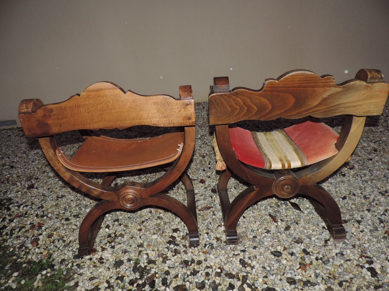 Paire de fauteuils " Dagobert" de style néo gothique