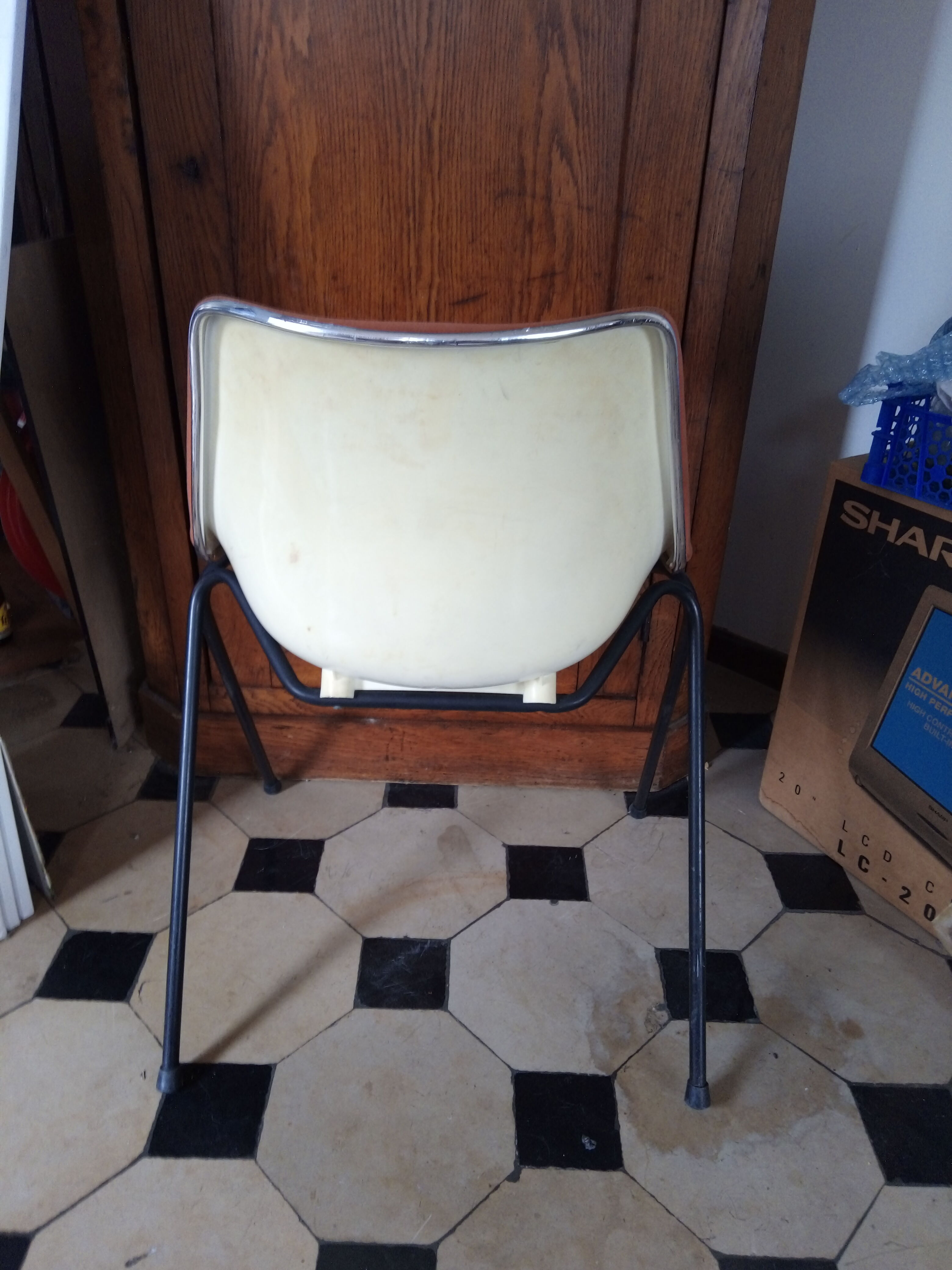 L202 chair by Roland Schweitzer for Lafarge