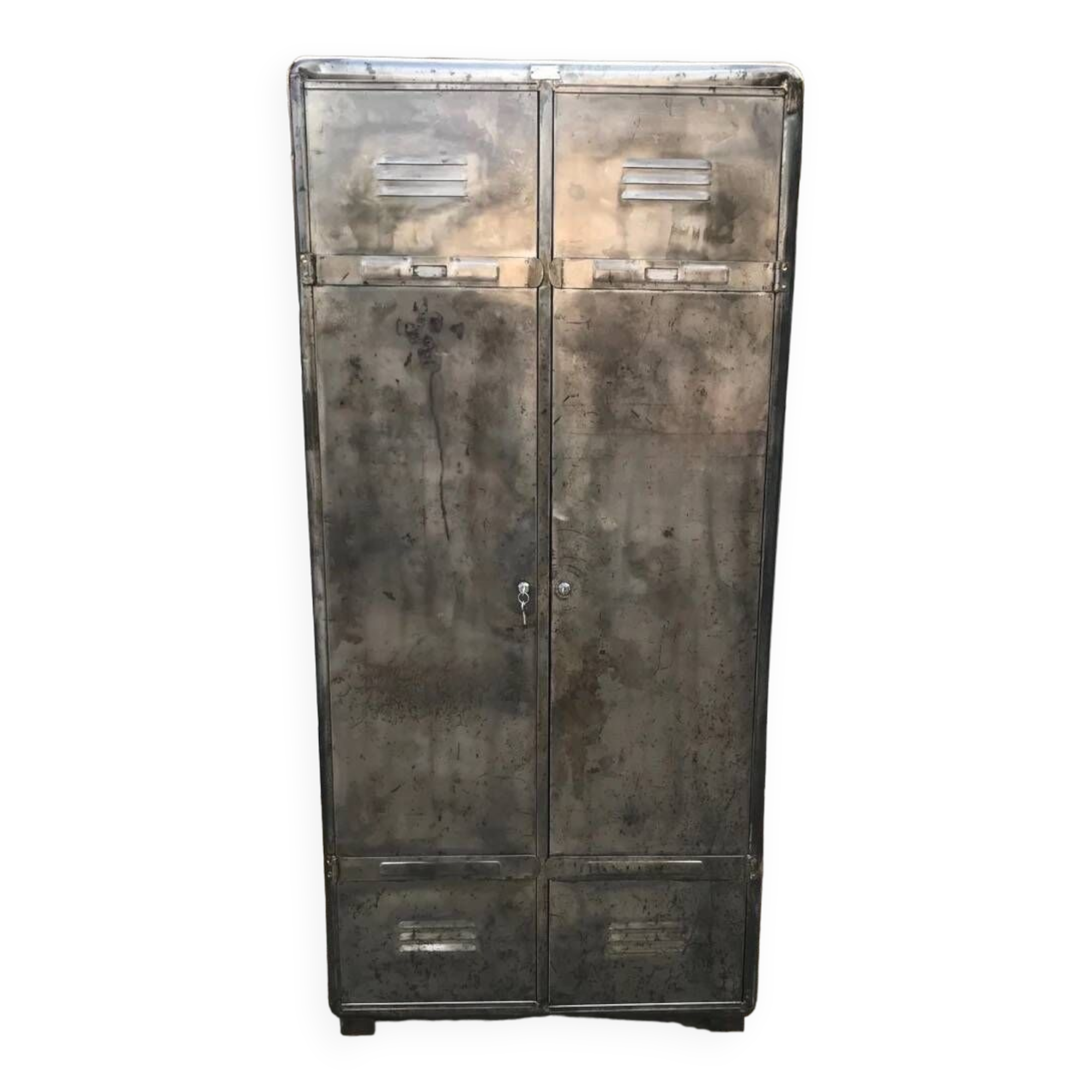Two-door locker room with rounded edges