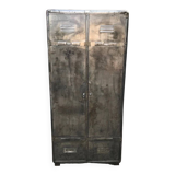 Two-door locker room with rounded edges