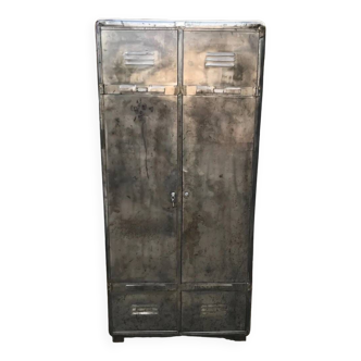 Two-door locker room with rounded edges