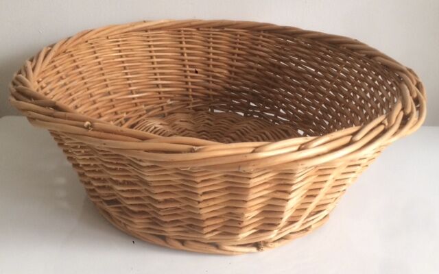 Wicker empty-pocket basket