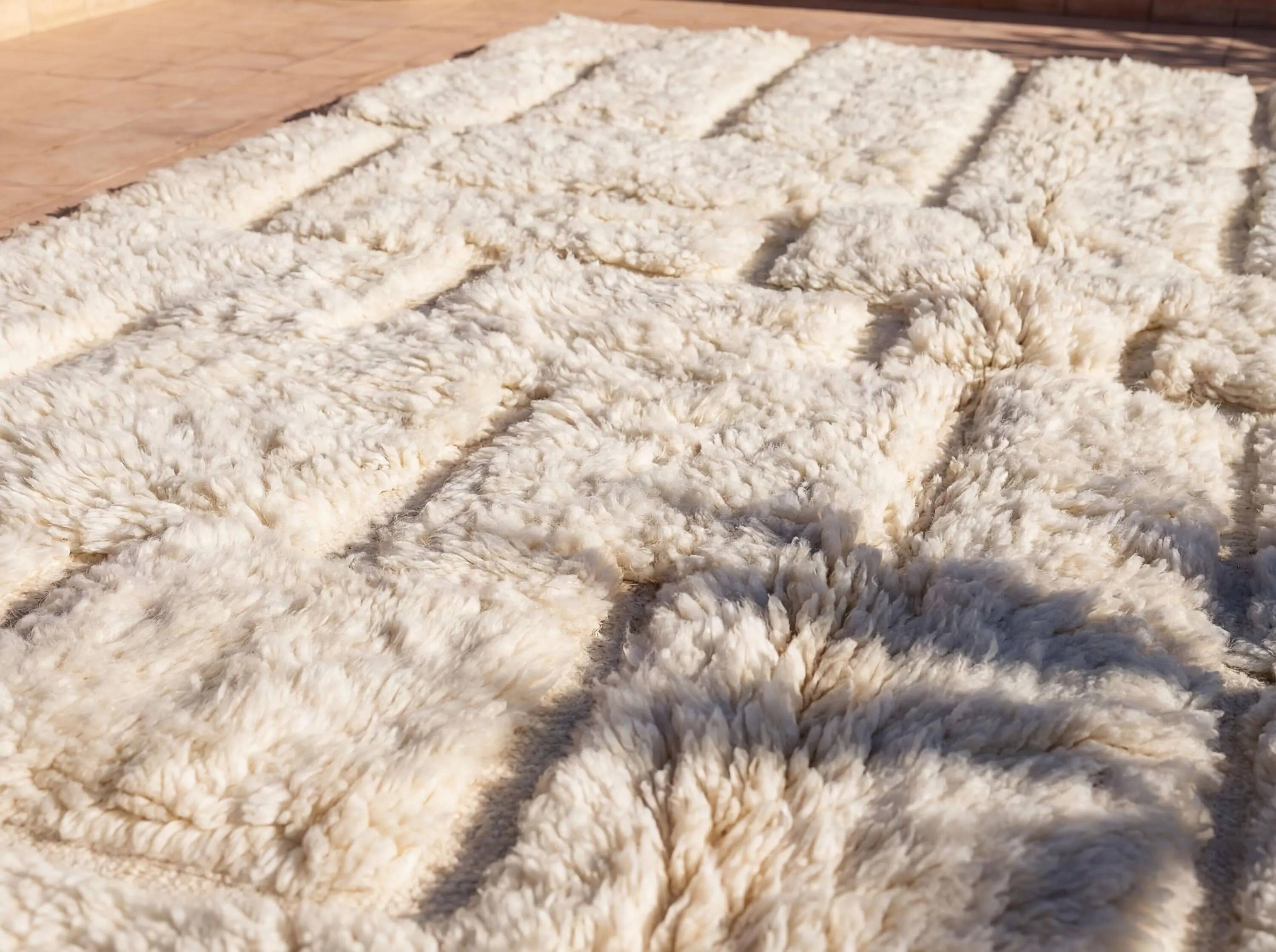 Moroccan handwoven wool rug, 250x150 cm, traditional style.