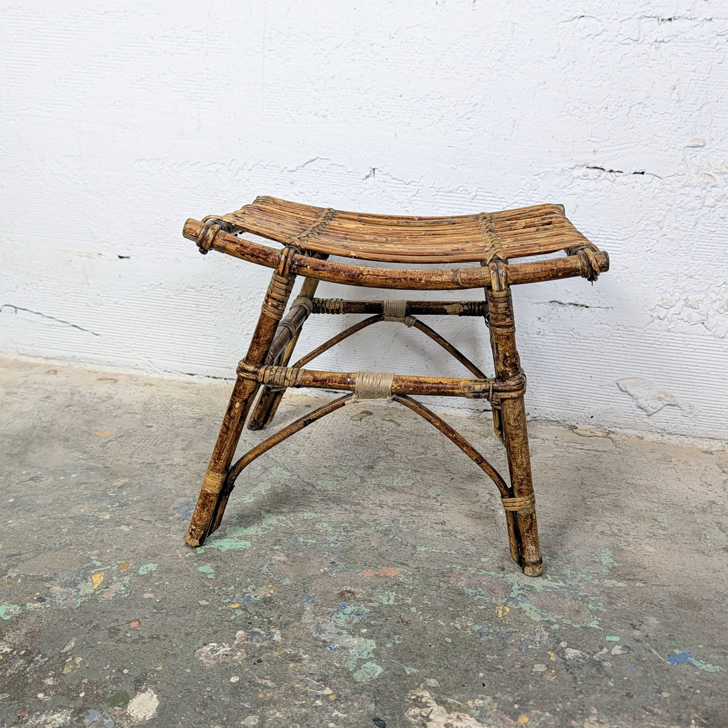 Tabouret en rotin vintage