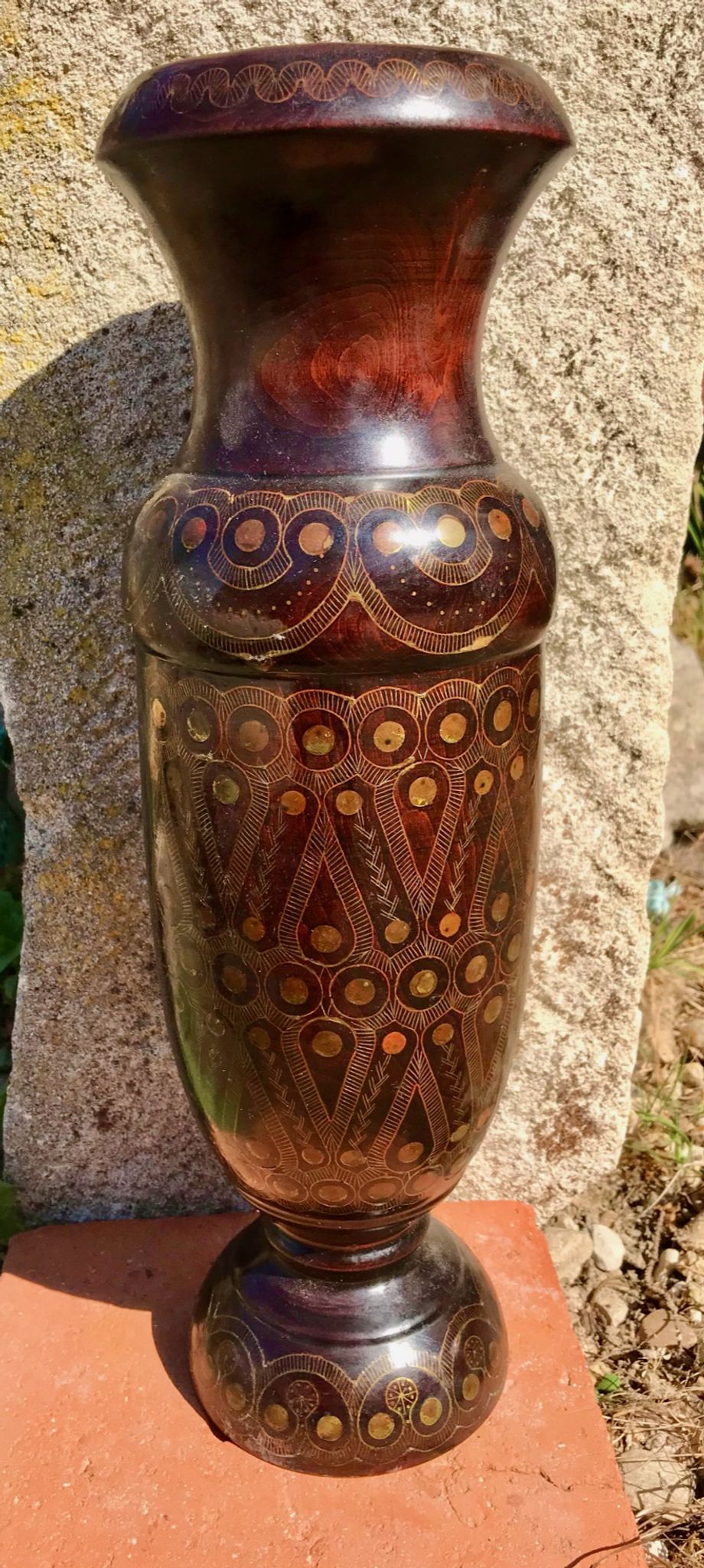 Vase en bois tourné incrustation laiton oriental