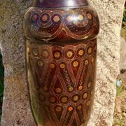 Vase en bois tourné incrustation laiton oriental