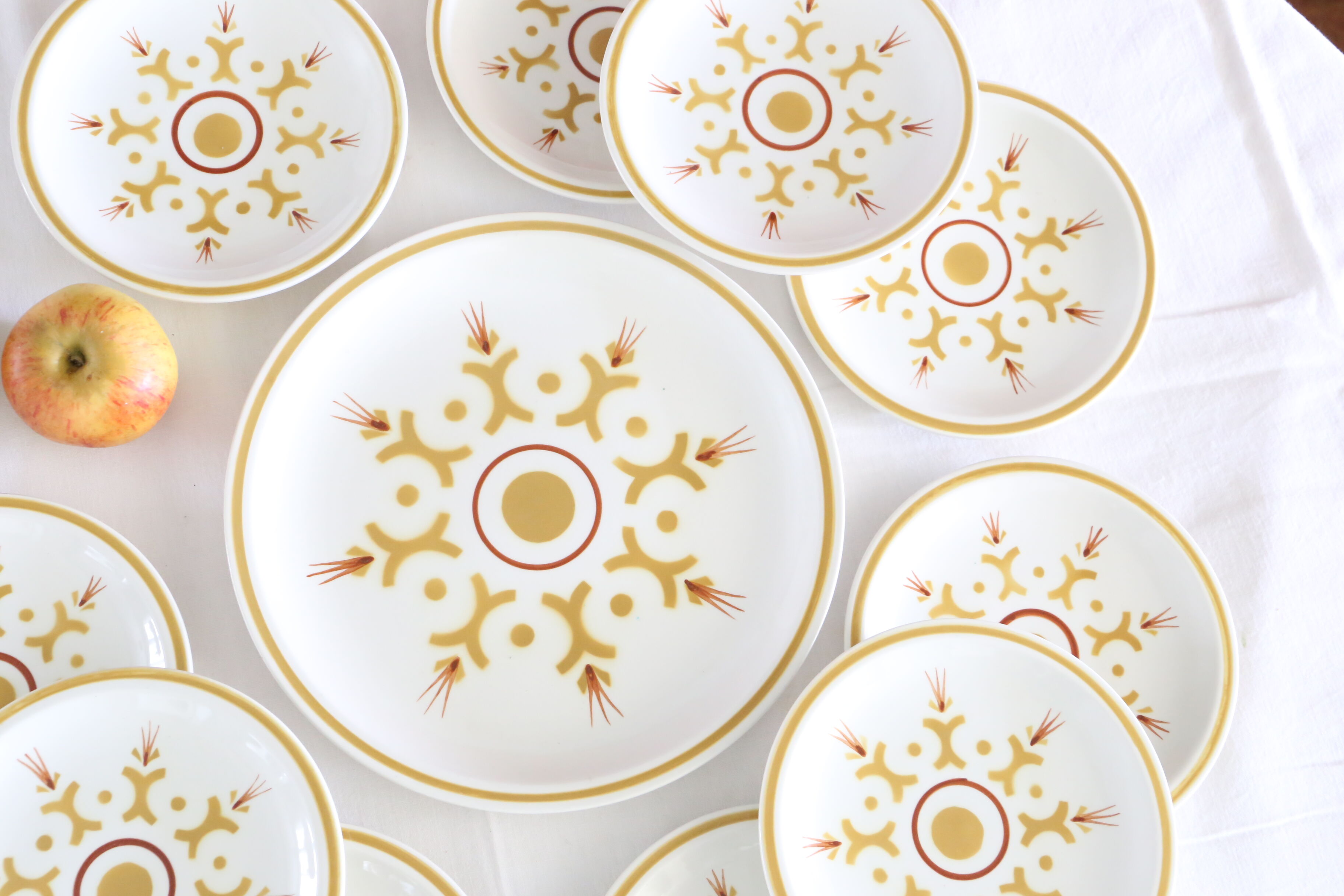 Longchamp dessert service, 10 plates and 1 dish, Vintage