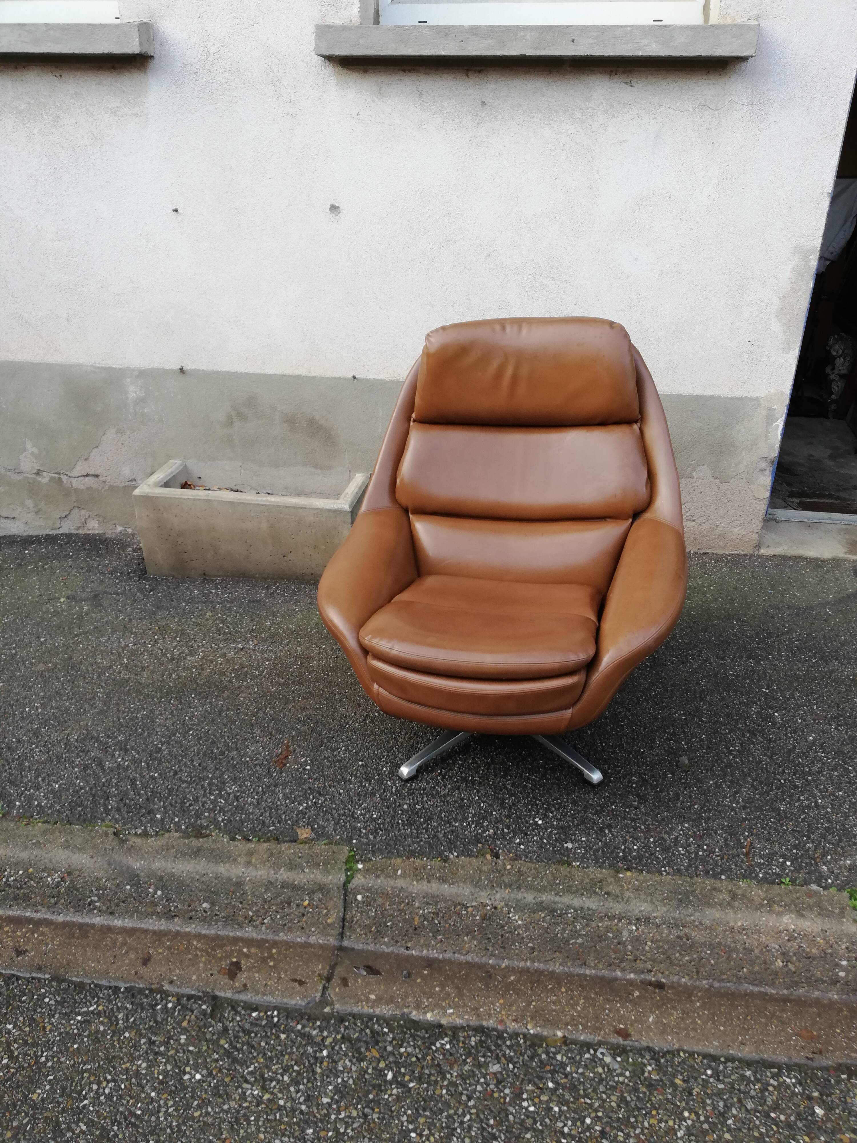 Vintage brown hull chair