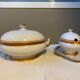 Deux plats en porcelaine rose saumonée et liseré or circa 1900