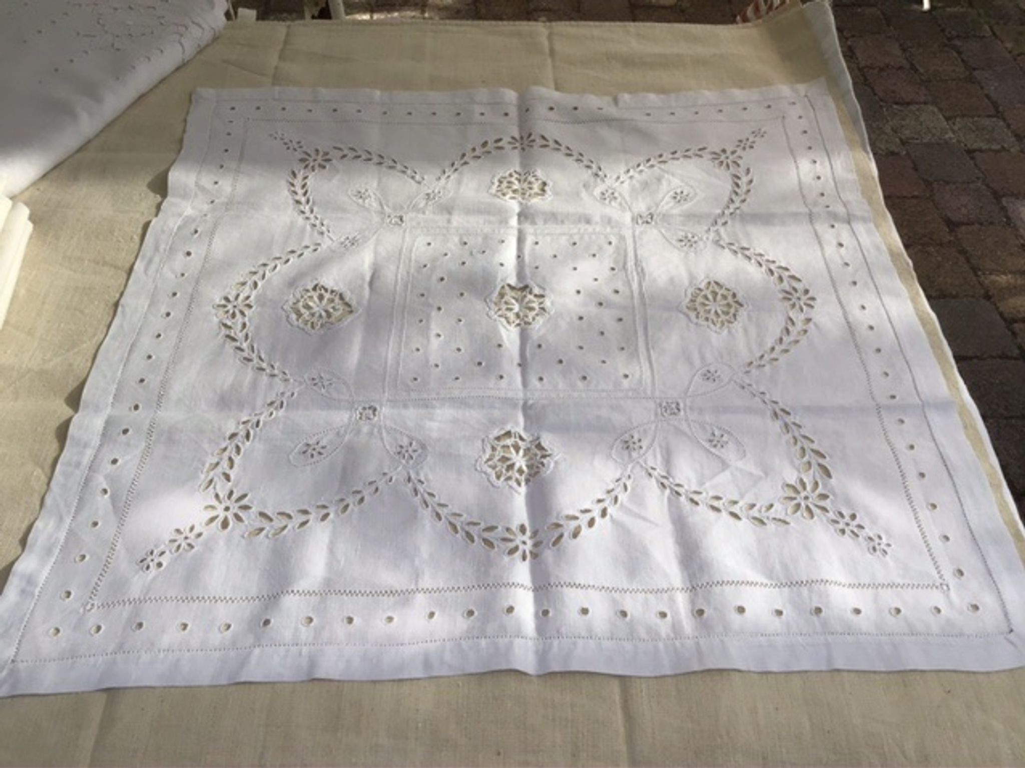Linen table centre