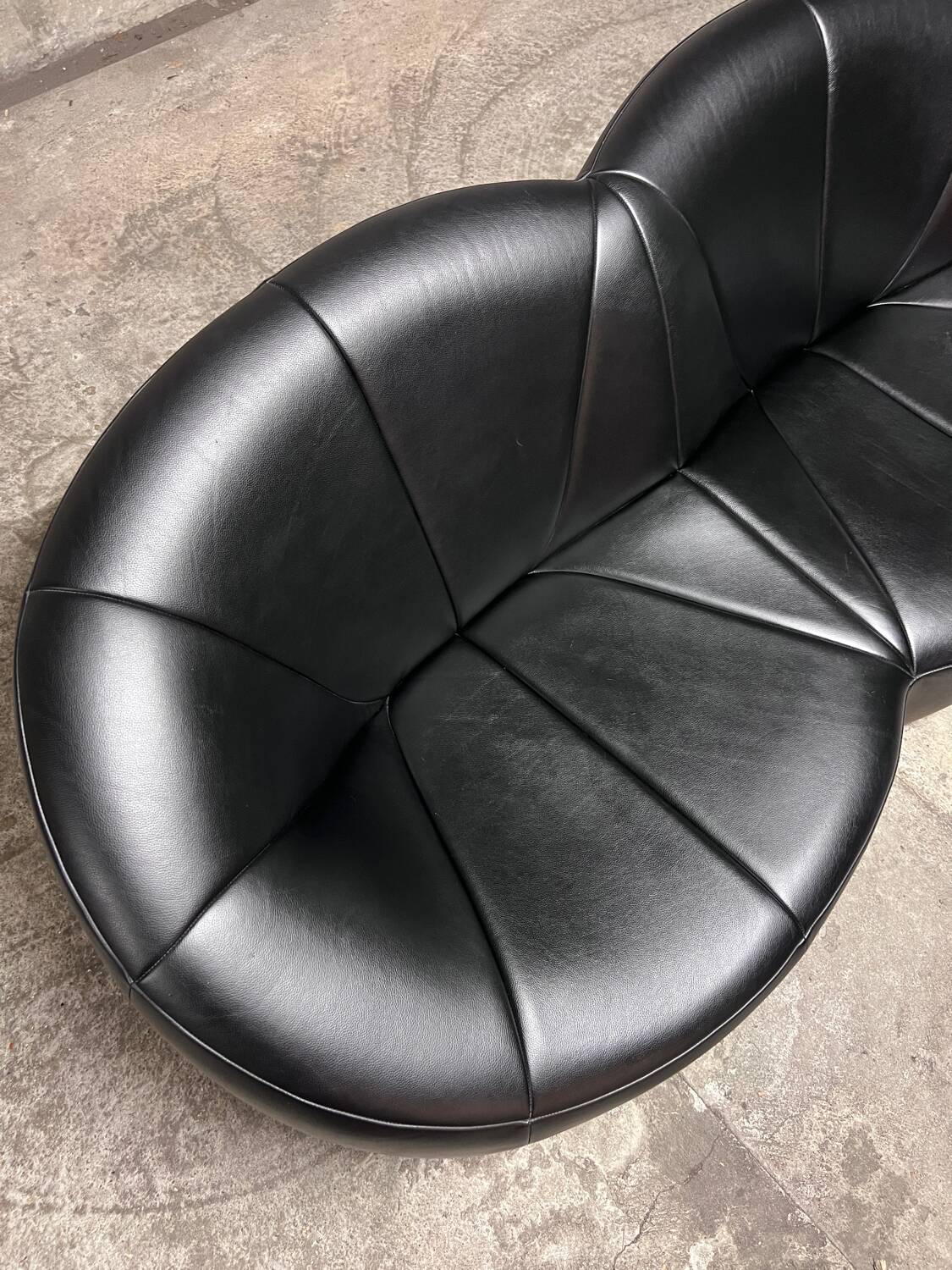 Pumpkin 2-seater sofa in black leather – Pierre Paulin for Ligne Roset,