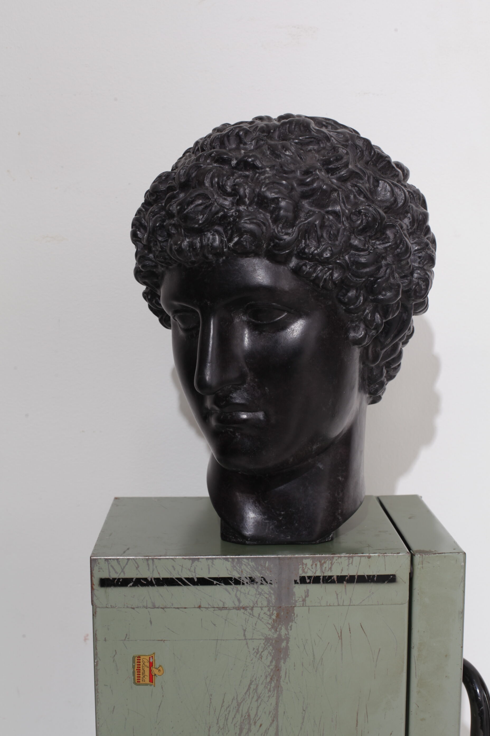 Tête grecque en plâtre noir ciré