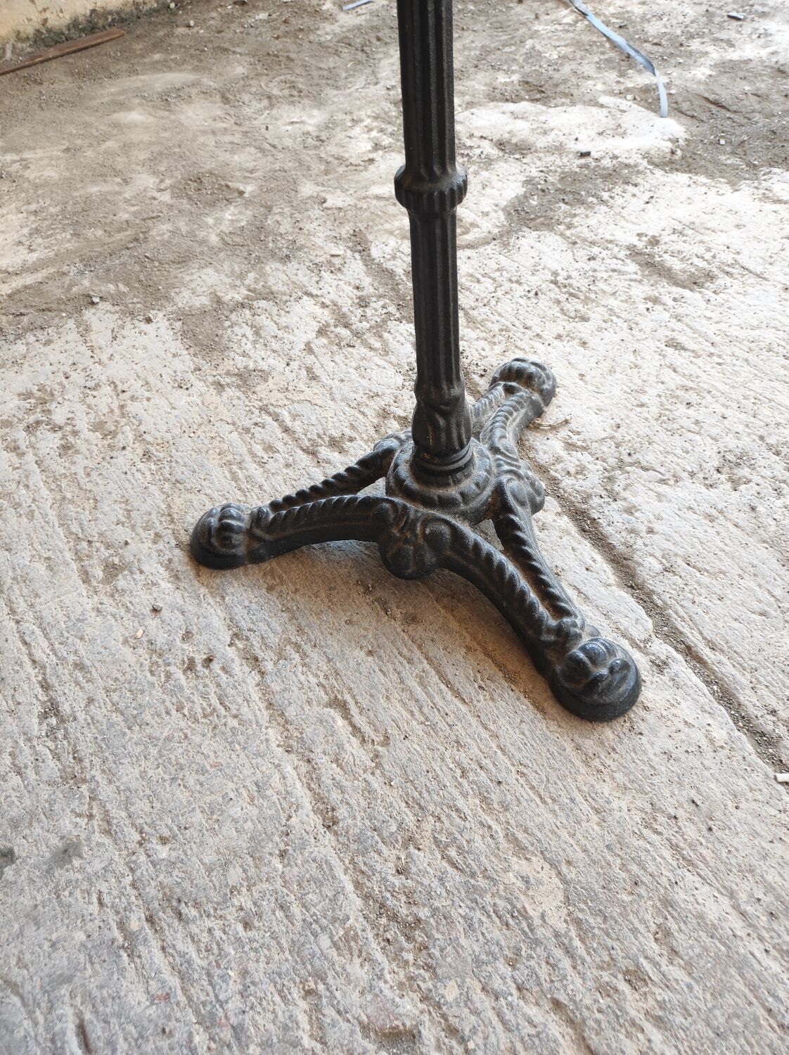 Table bistro marble top cast iron foot