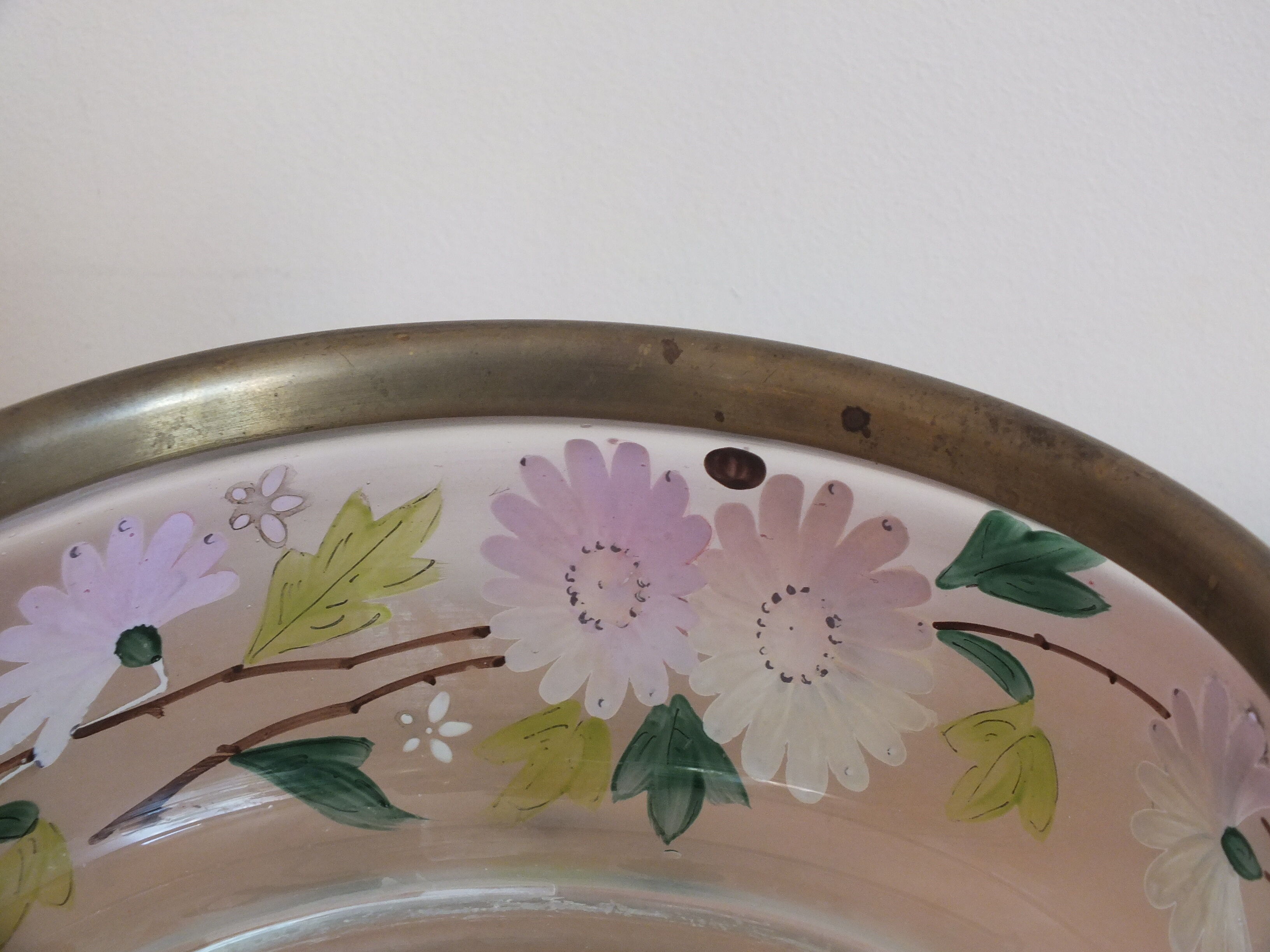 Saladier ancien en verre émaillé et cerclage laiton