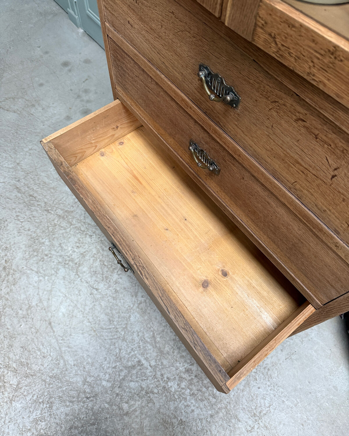 Parisian display cabinet in oak (renovated)