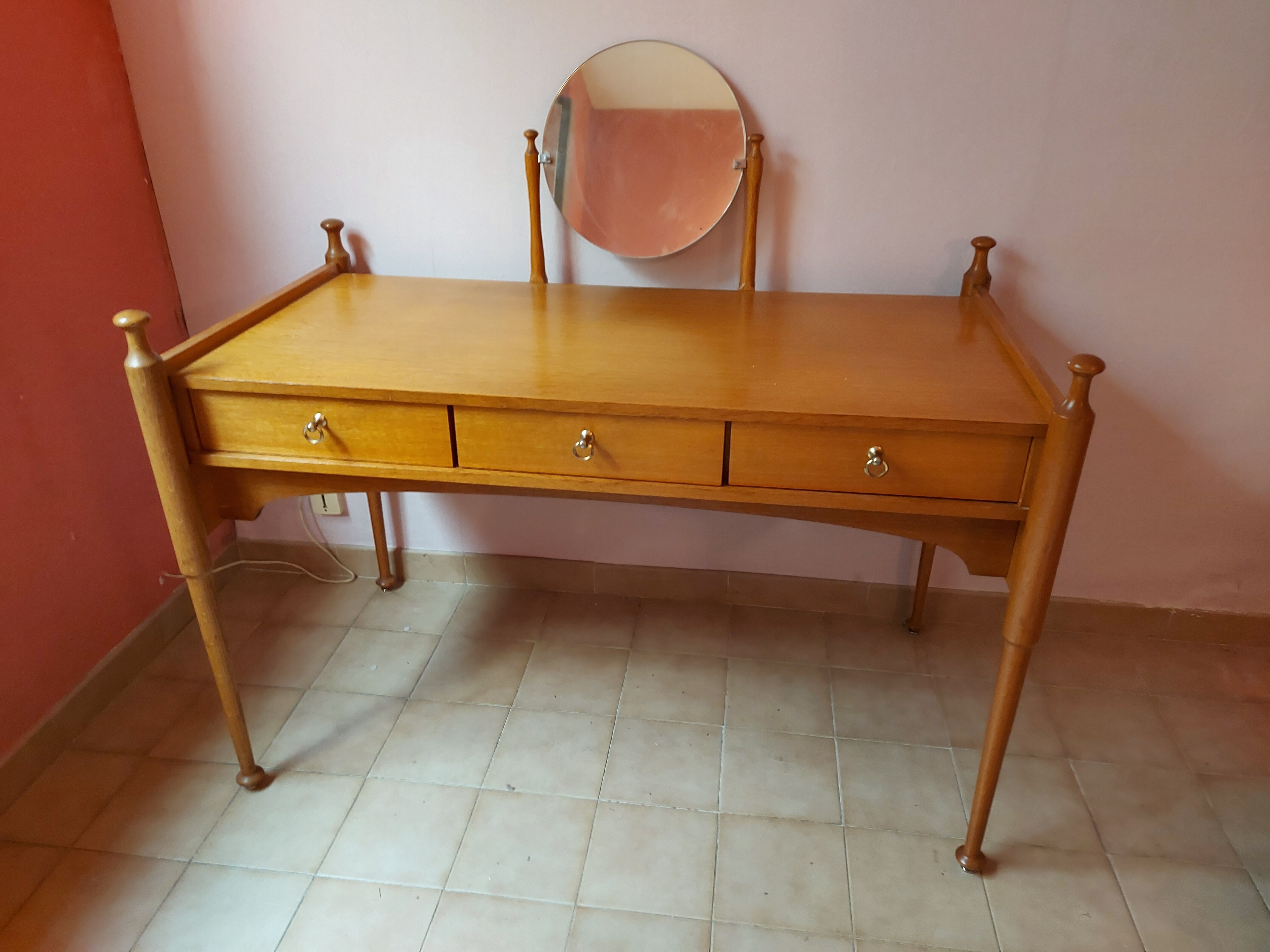 Vintage hairdresser with mirror Gautier