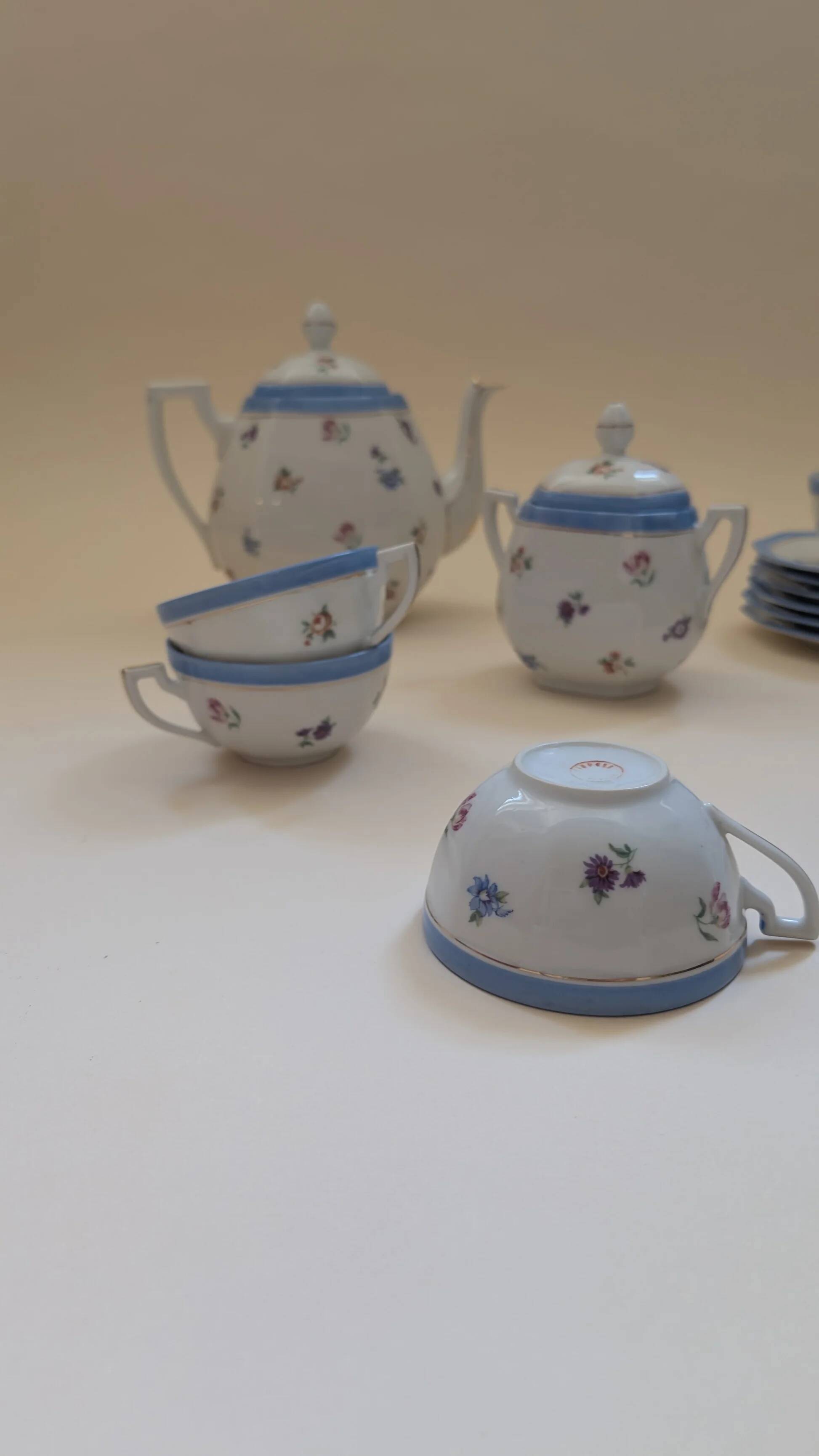 Tea set, 6 cups and 11 bowls