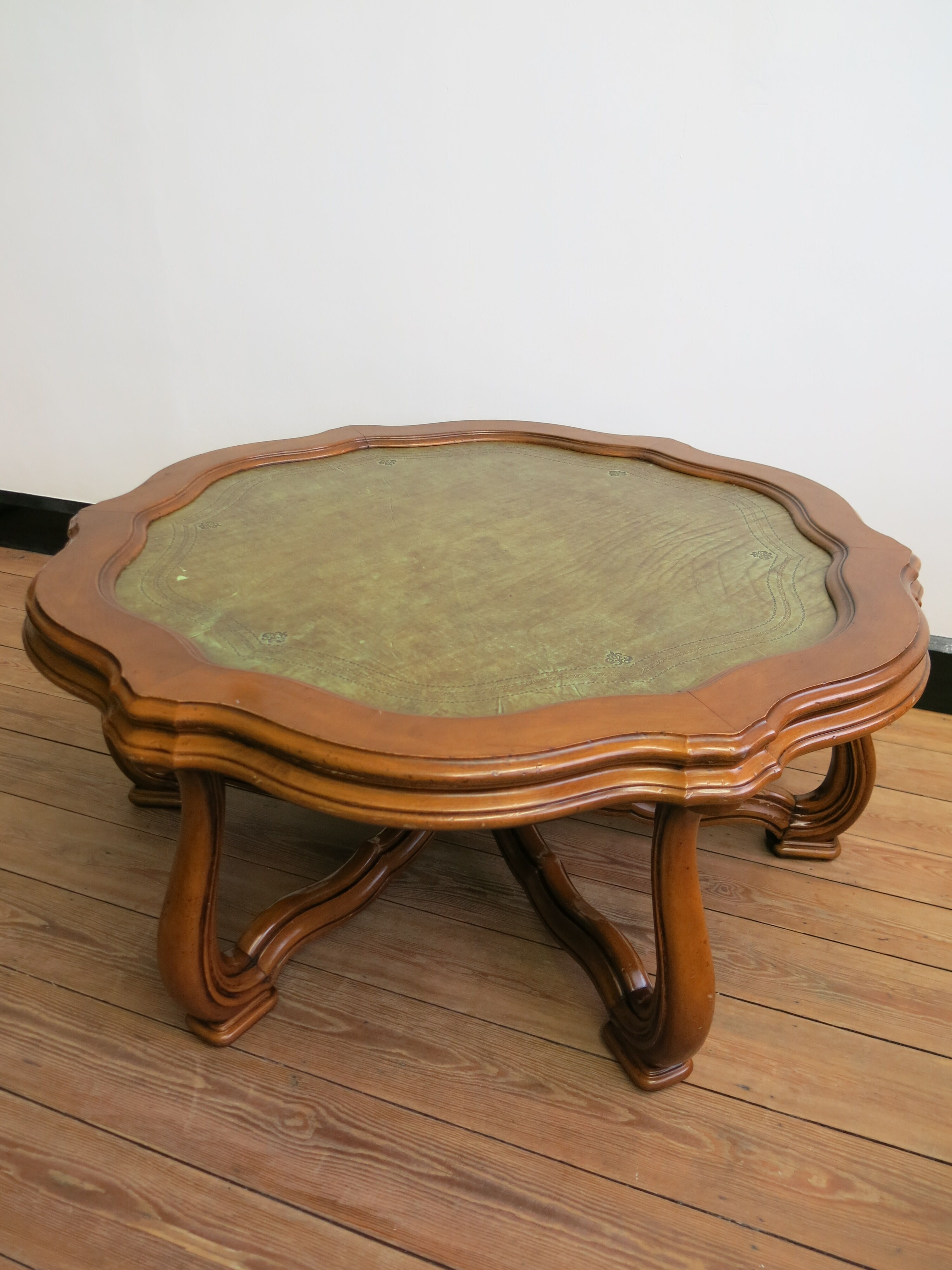 Table basse English Regency en acajou sculpté et cuir olive