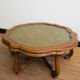 Table basse English Regency en acajou sculpté et cuir olive