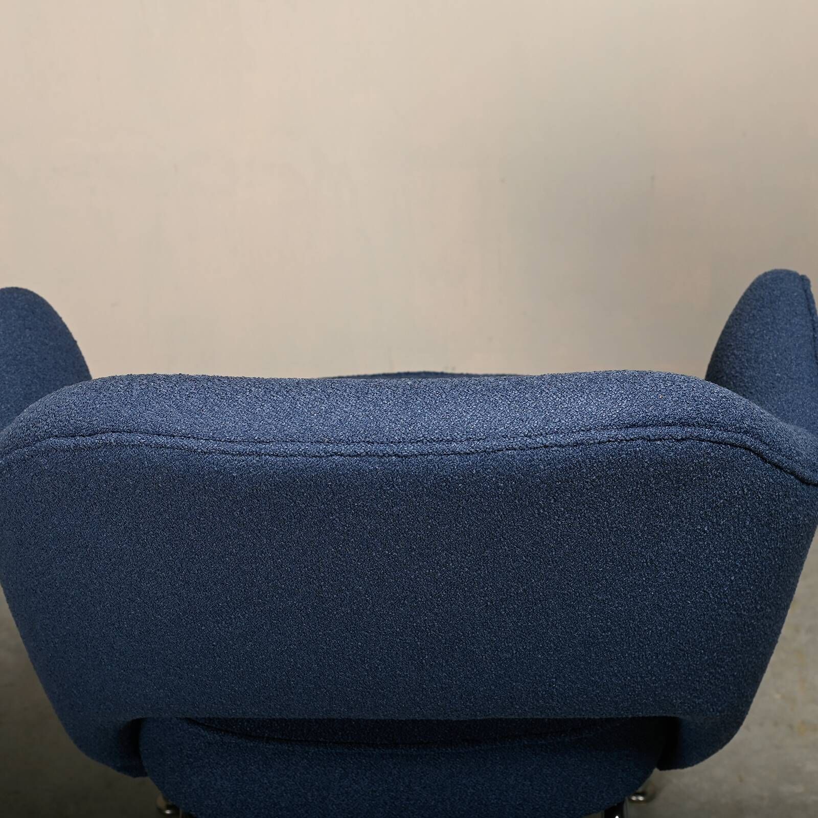 Eero Saarinen Executive Armchair in Blue Bouclé fabric for Knoll International