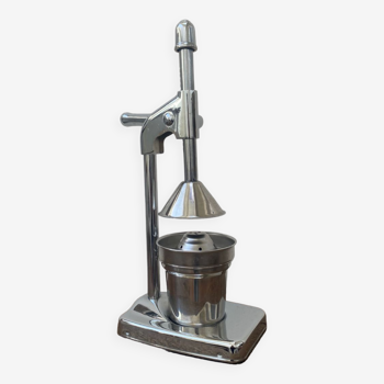 Metal juicer