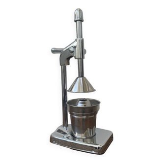 Metal juicer