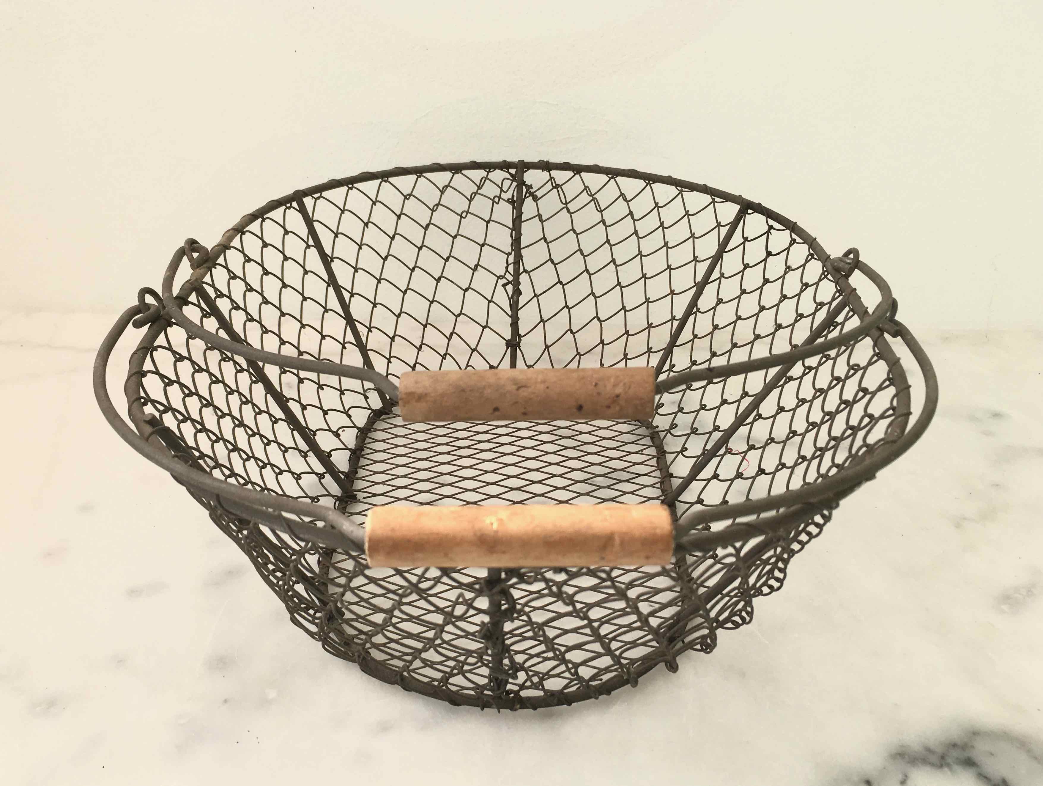 Basket in wire mesh and wood