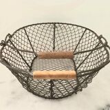 Basket in wire mesh and wood