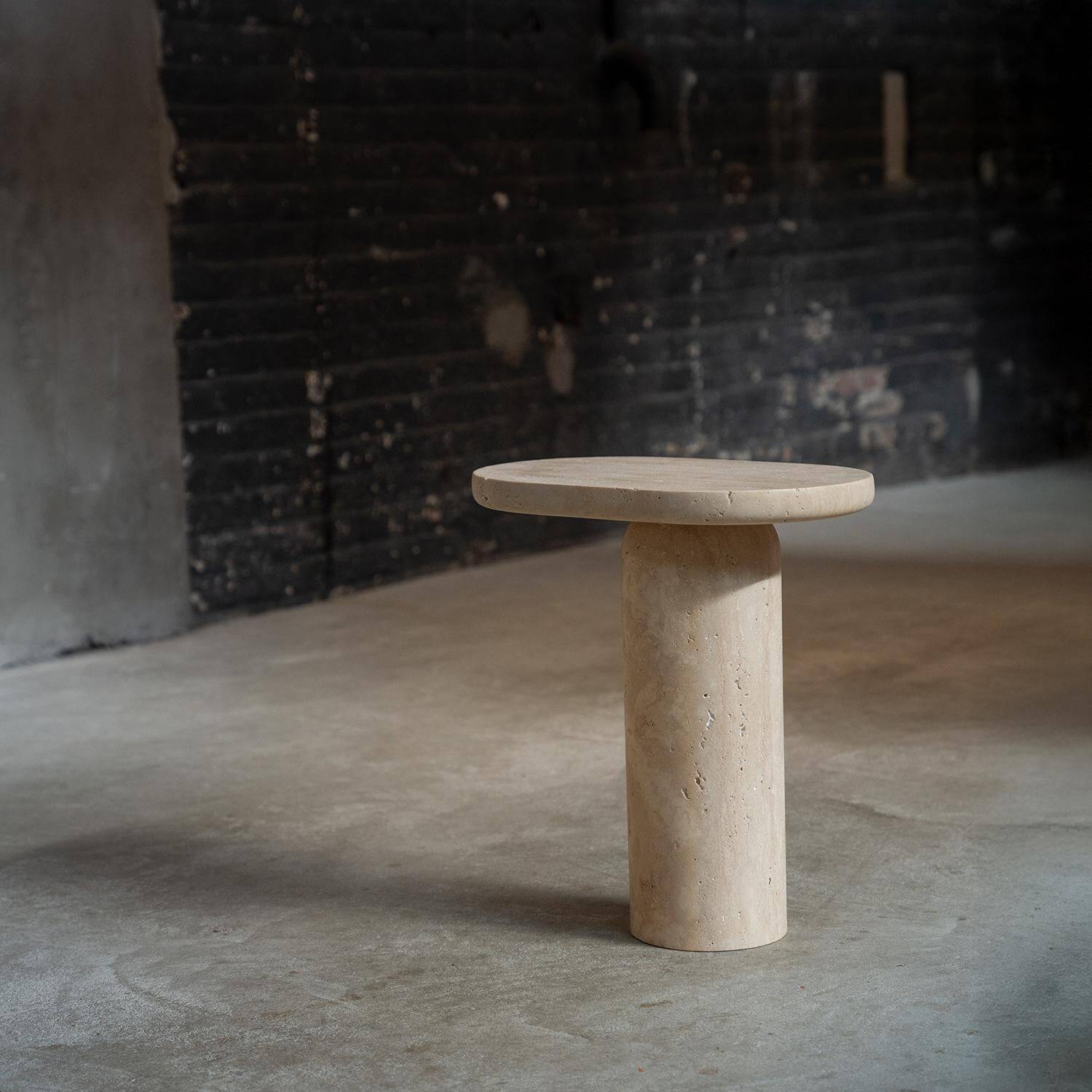 "Table d'appoint en travertin "Bold