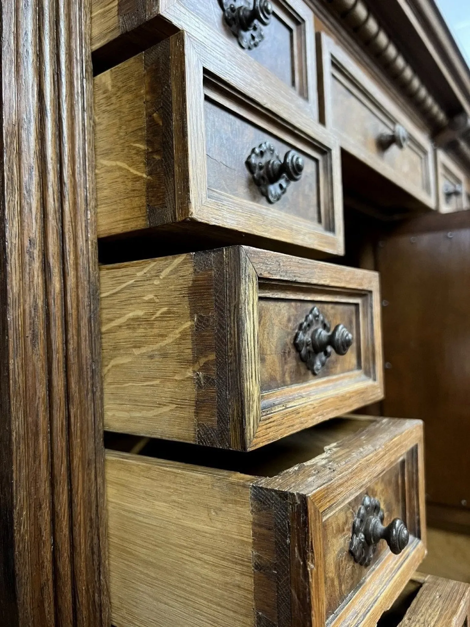 Important double-sided display case – Renaissance style – Walnut and burl