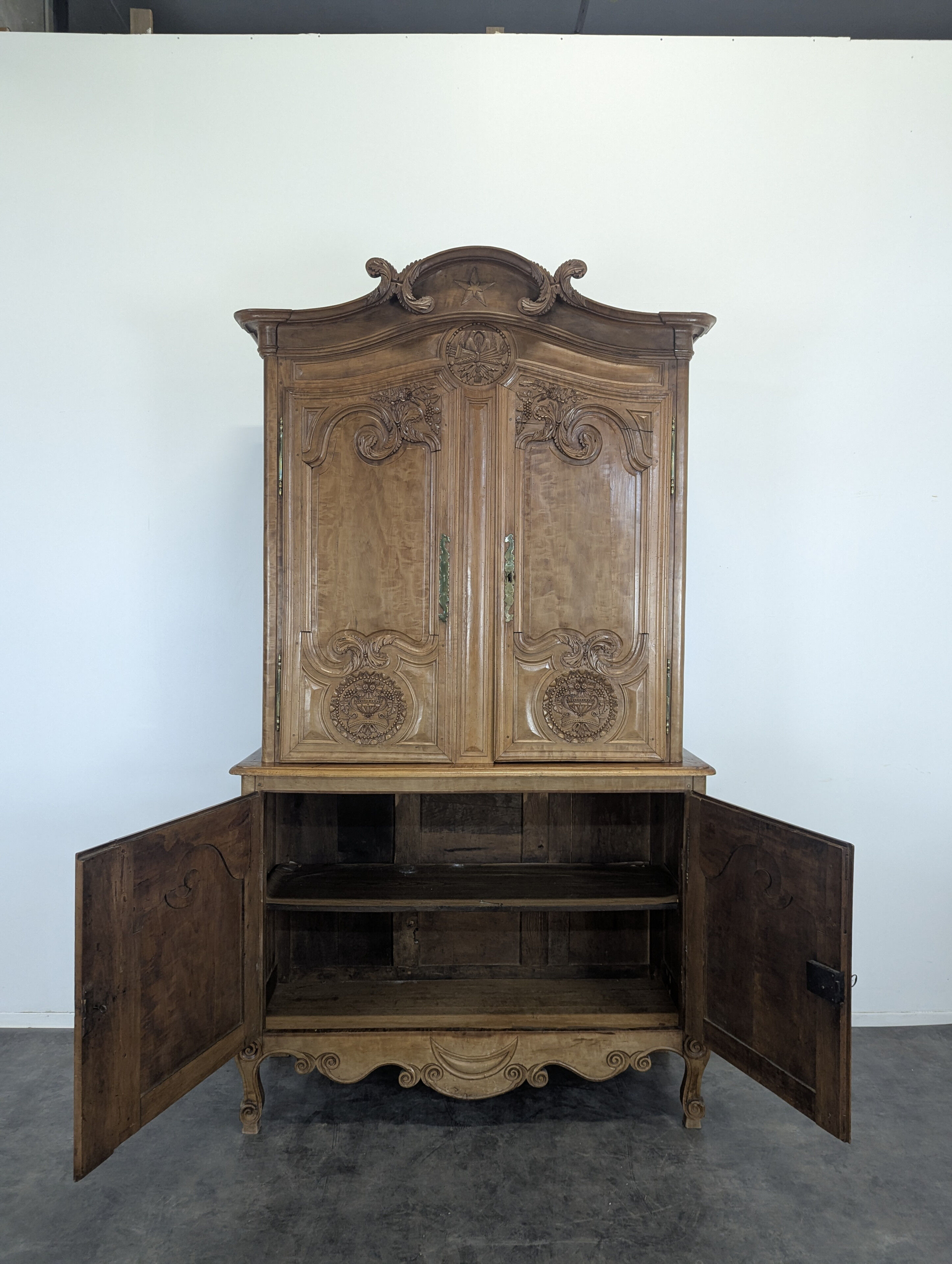 Cauchois sideboard in apple wood with hollow carvings