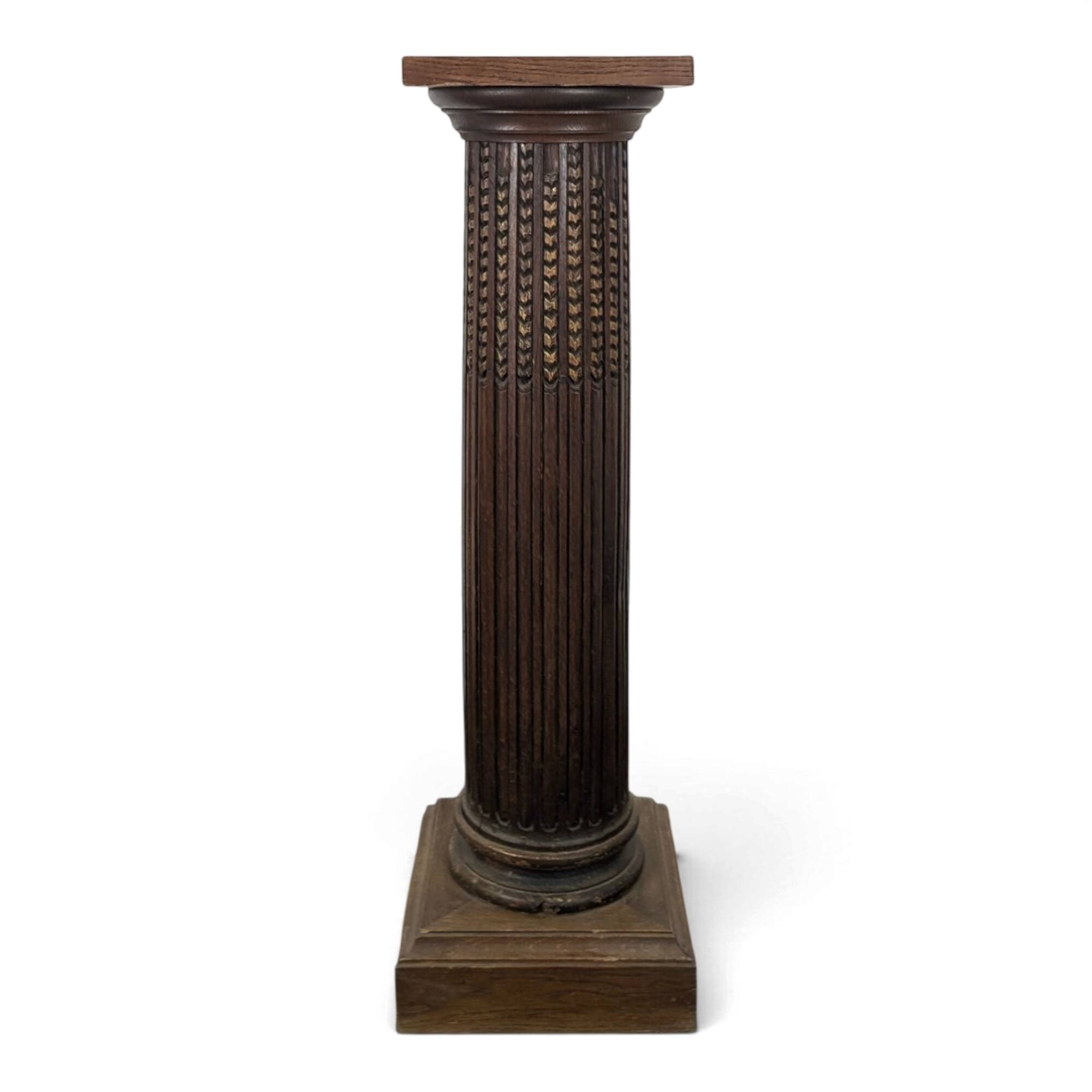 Colonne cannelée en chêne sculpté à plateau carré