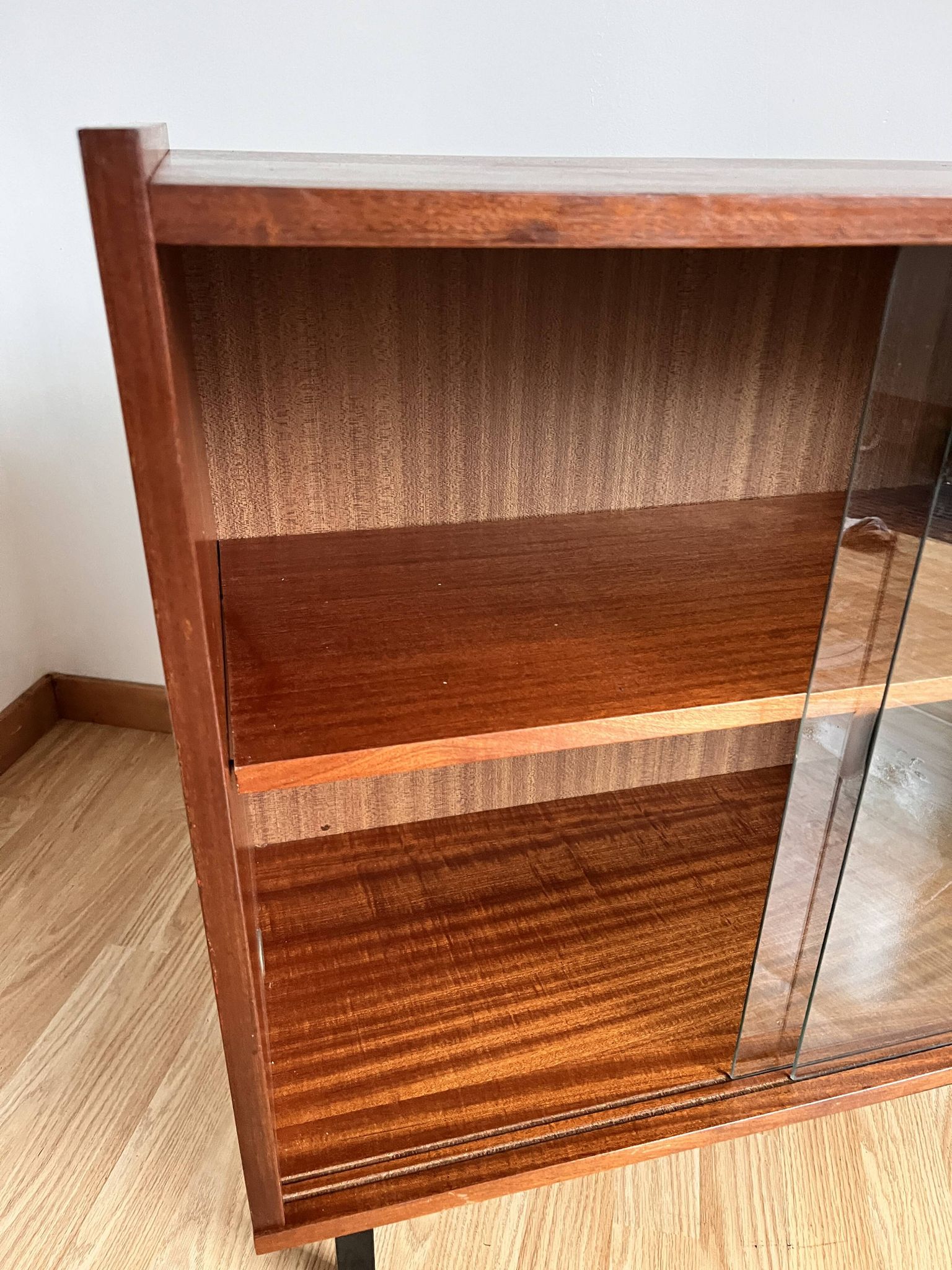 Meuble vitrine moderniste