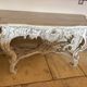 Console en bois sculpté blanc