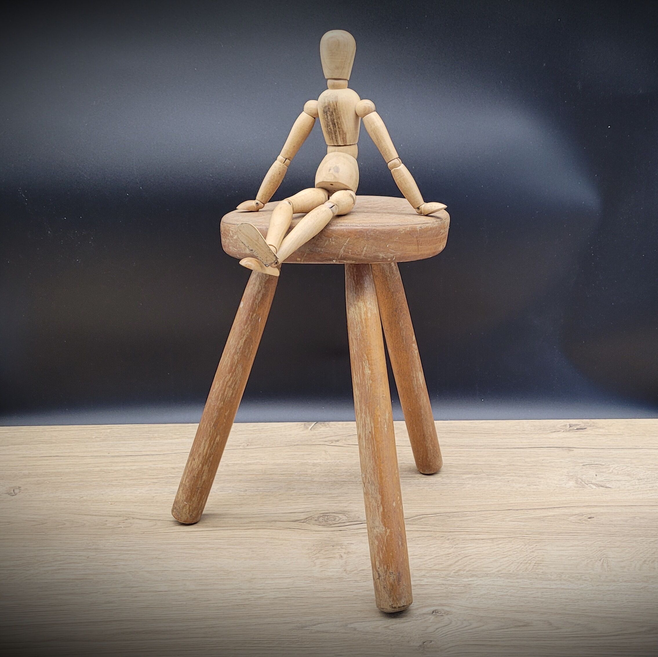 Cowherd stool tripod round solid wood