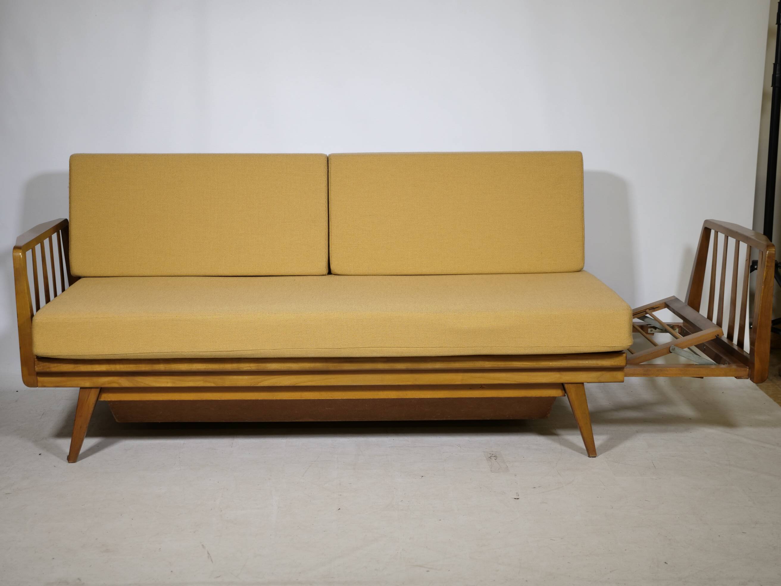 Lit de jour de style mid-century en bois de cerisier par Walter Knoll pour Knoll Antimott, années 1960.