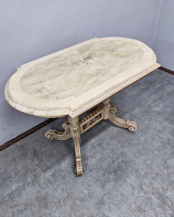 Very beautiful eclectic table.