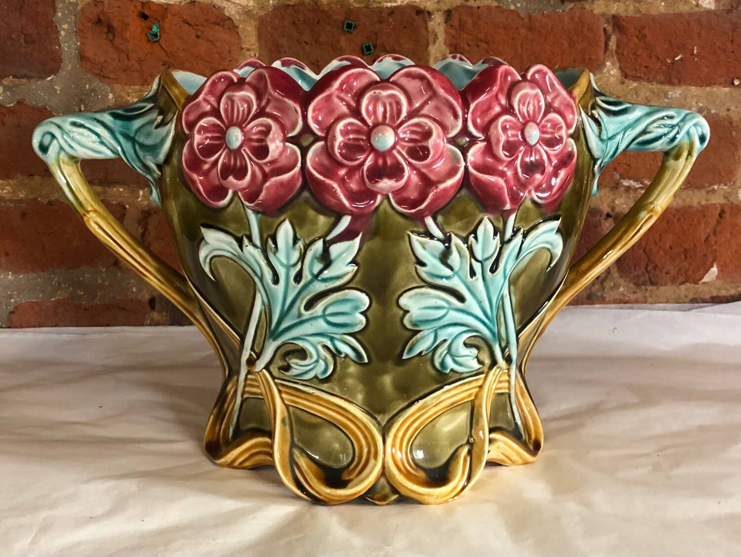 Onnaing earthenware cache pot