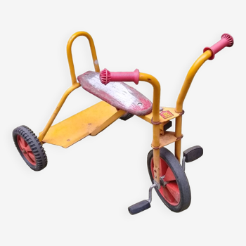 Tricycle de cour d'école