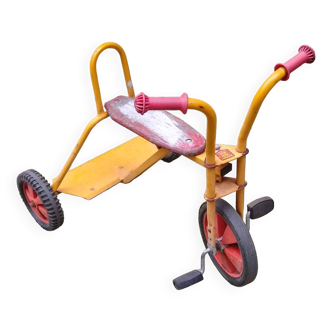 Tricycle de cour d'école