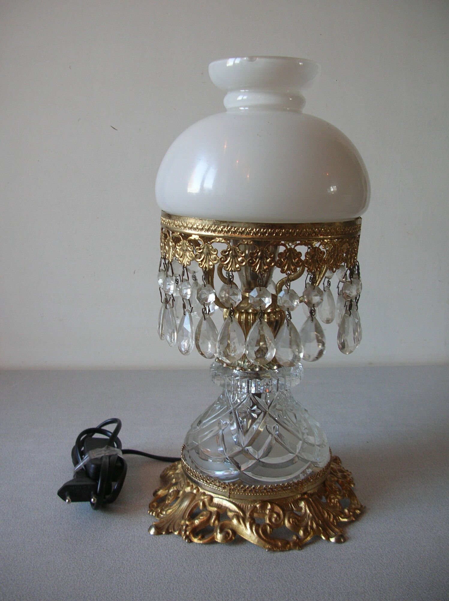 Old table lamp brass glass glass and opaline luminaire 32 cm