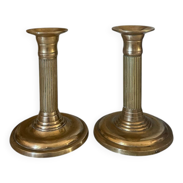 Paire de bougeoirs à colonne cannelée en laiton 