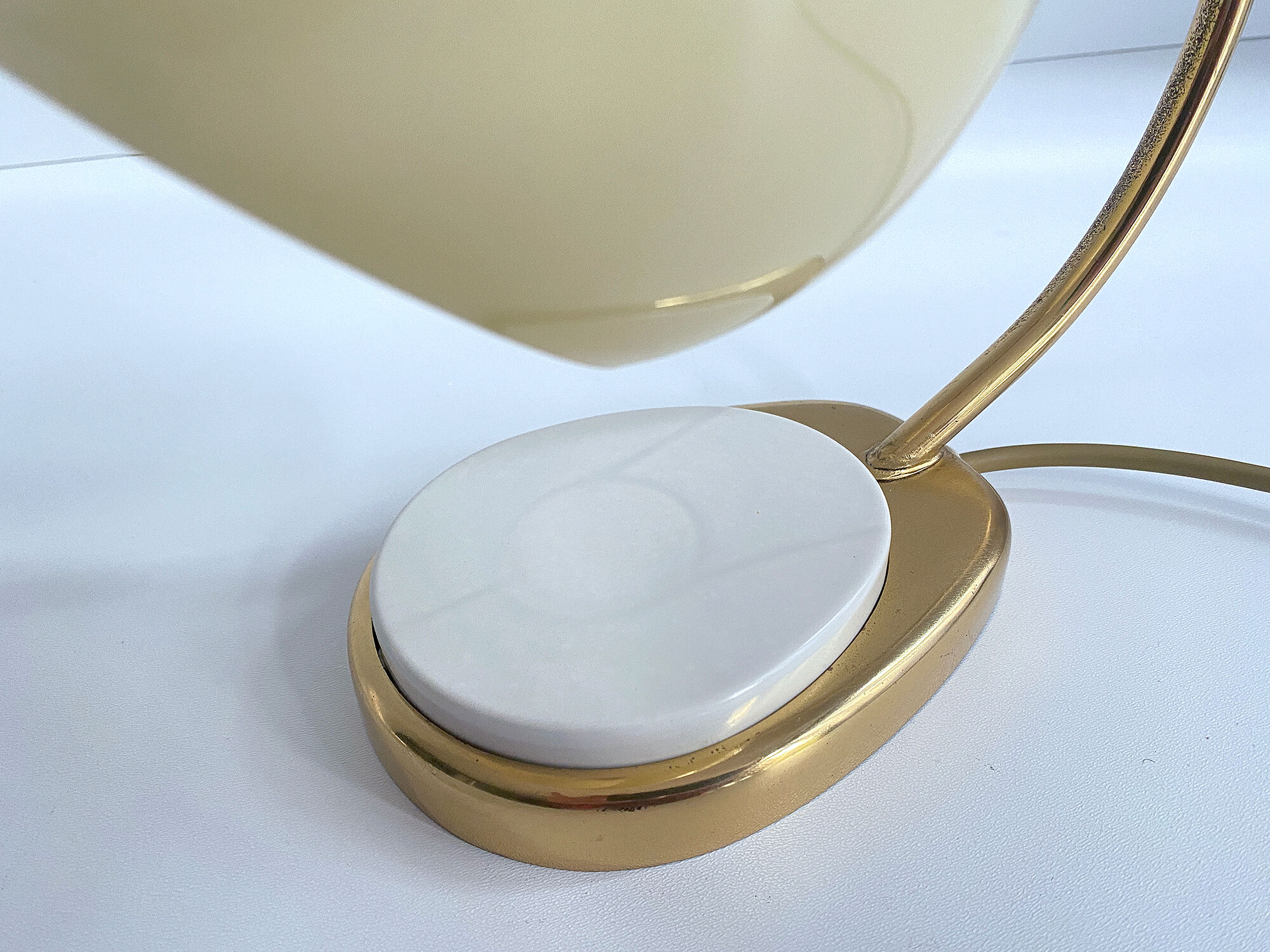 lampe de table art deco bauhaus, vintage années 50, laiton opaline bakelite
